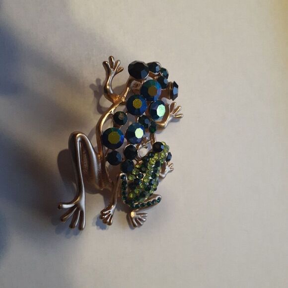 Vintage Winwest Frog Frogs Brooch Pin AB Rhinestones Green Blue Gold Tone - Picture 4 of 6